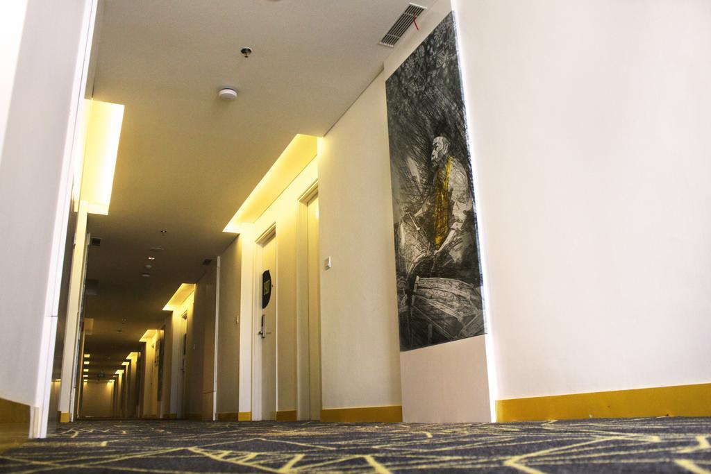 Yello Hotel Harmoni Джакарта Экстерьер фото