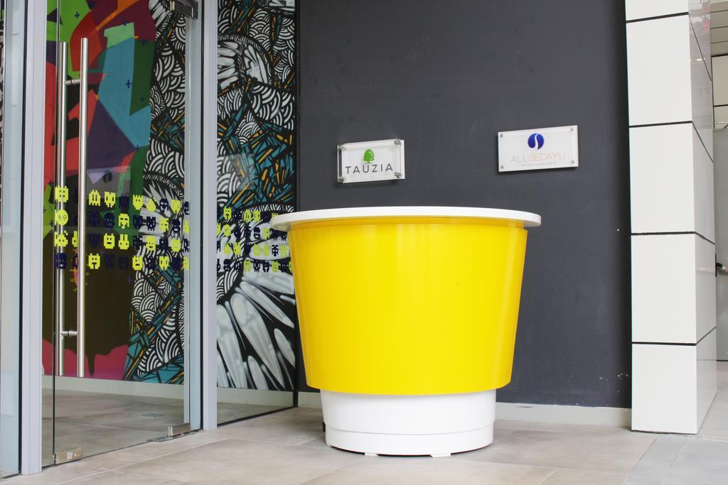 Yello Hotel Harmoni Джакарта Экстерьер фото