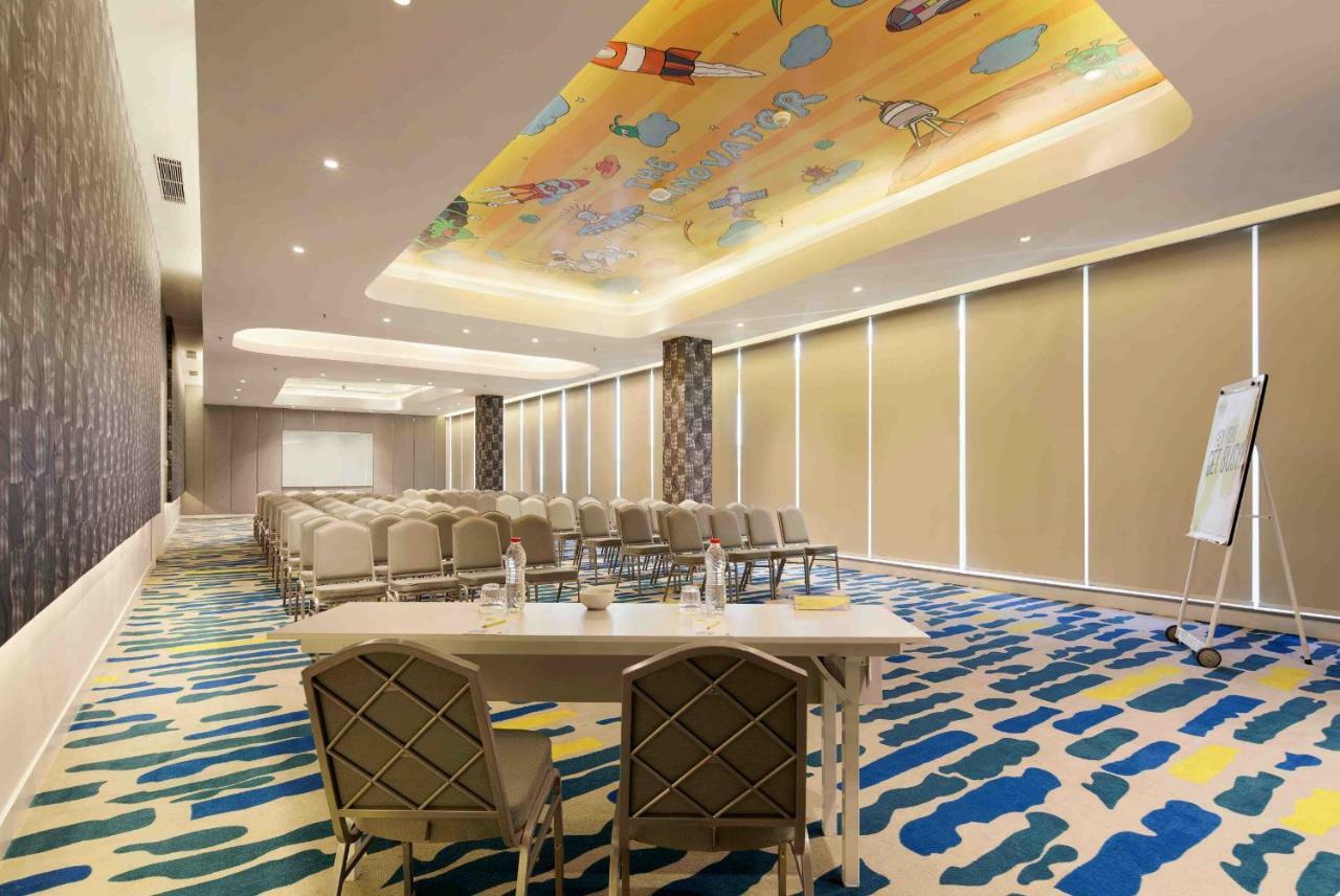 Yello Hotel Harmoni Джакарта Экстерьер фото