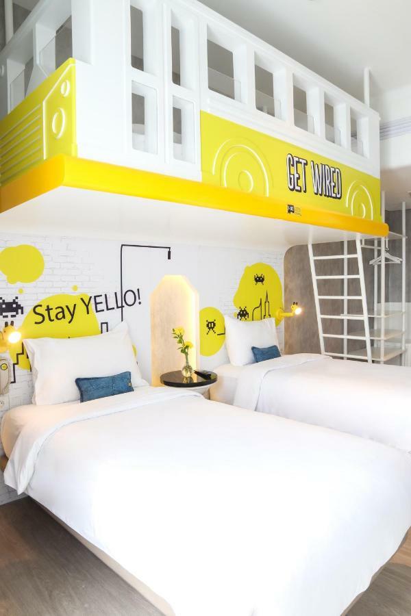 Yello Hotel Harmoni Джакарта Экстерьер фото
